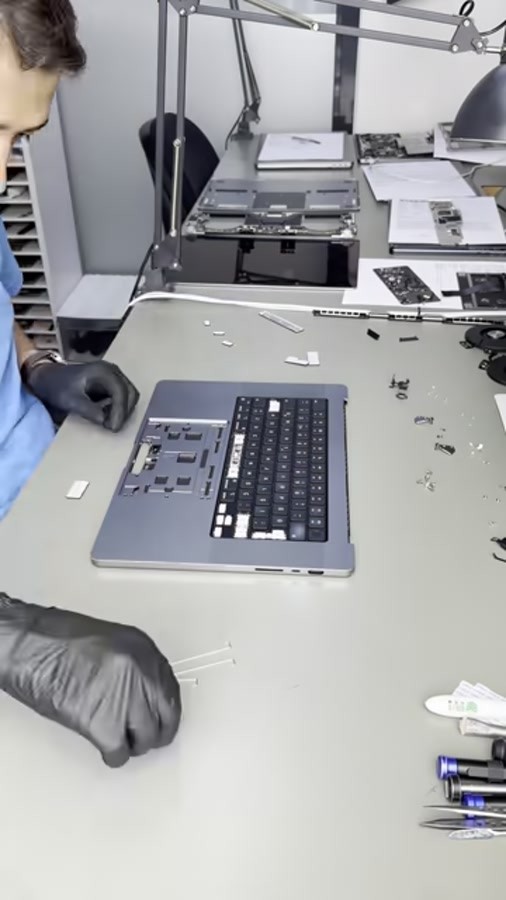 MacBook’un atölyedeki son kontrol aşamasından bir kare