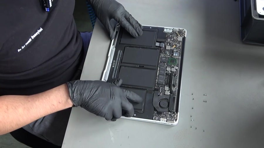 FPPRO: Eski MacBook’un iç incelemesi.