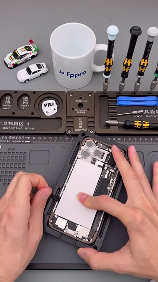 Kaydın son bölümünde içi açık bir iPhone görüntüsü; işlem sonucu olarak sunulmaz