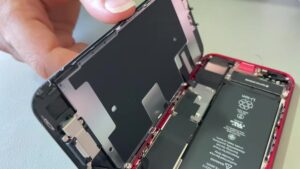 FPPRO: iPhone SE 2020’nin açılmış hali.