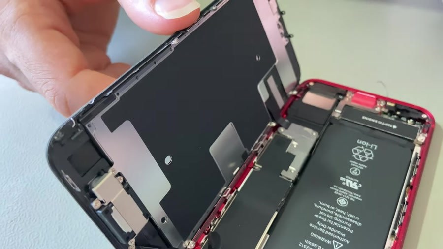 FPPRO: iPhone SE 2020’nin açılmış hali.
