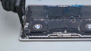 MacBook Pro A2141’in kapağı açıldıktan sonraki iç görünümü