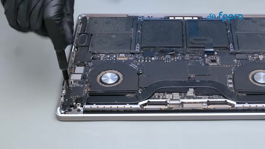 MacBook Pro A2141’in kapağı açıldıktan sonraki iç görünümü