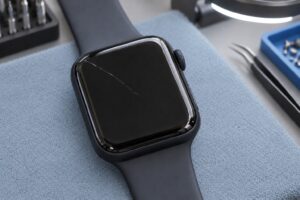 Apple Watch ön camındaki ince çatlağın atölyede yakın görünümü