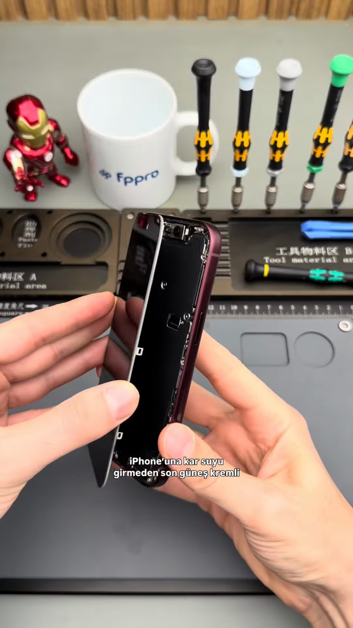 iPhone 18 Pro açıldıktan sonra atölye tezgâhındaki görünüm