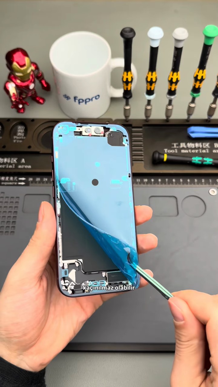 iPhone 18 Pro yeniden toplanırken alınan video karesi