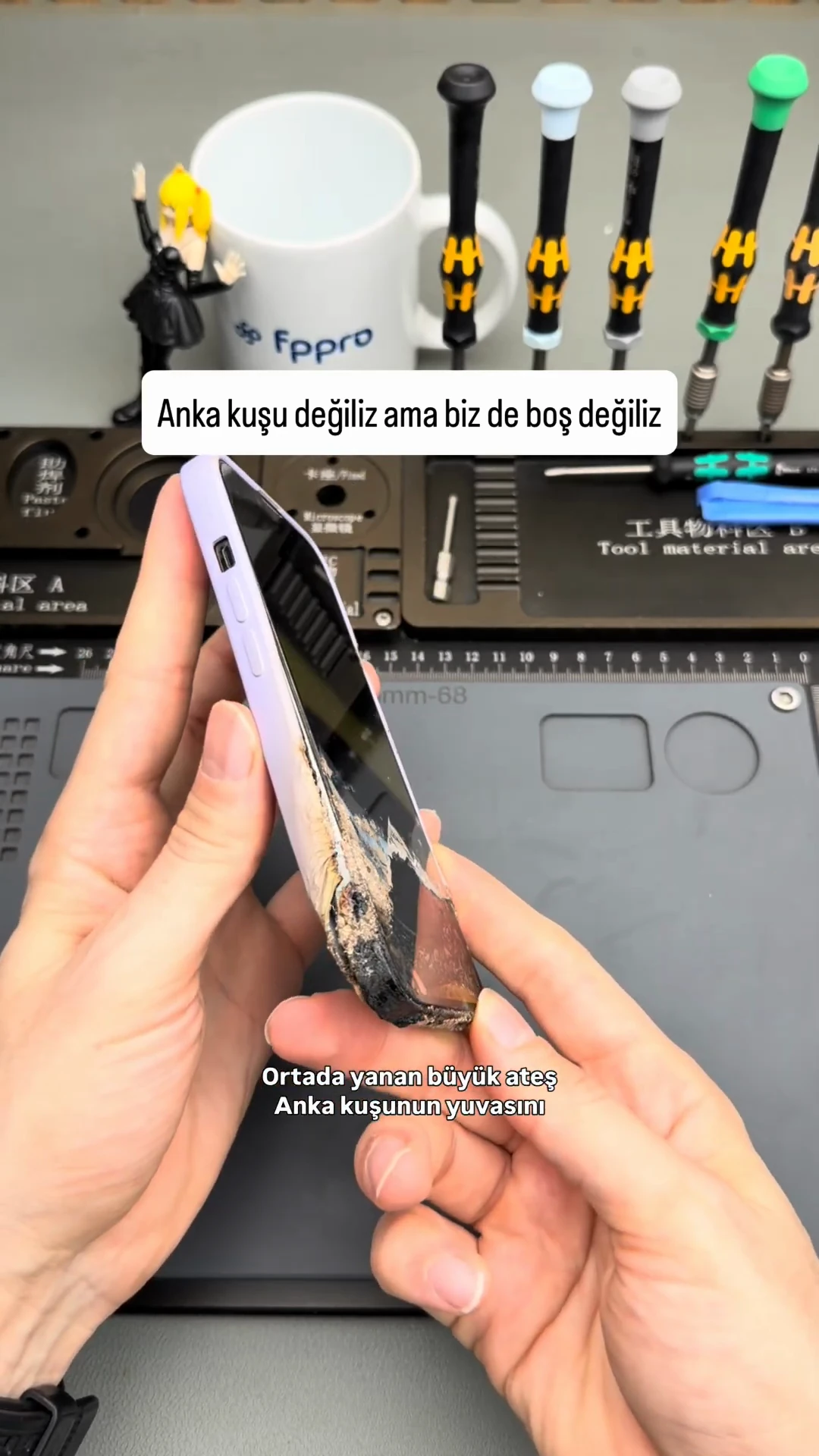 Yanan iPhone 13 Pro tamiri öncesinde kasa ve ekranın dış görünümü