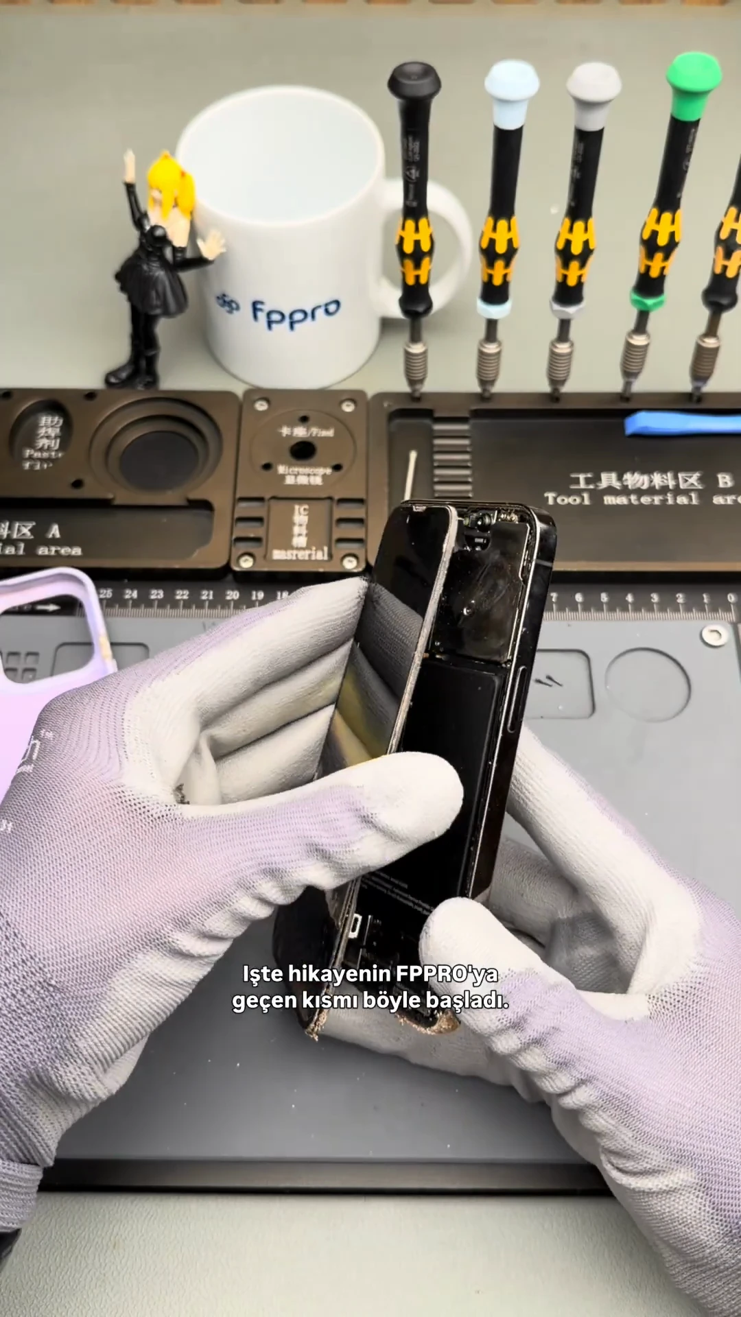 Hasarlı iPhone 13 Pro ekranının atölyede cihazdan ayrılması