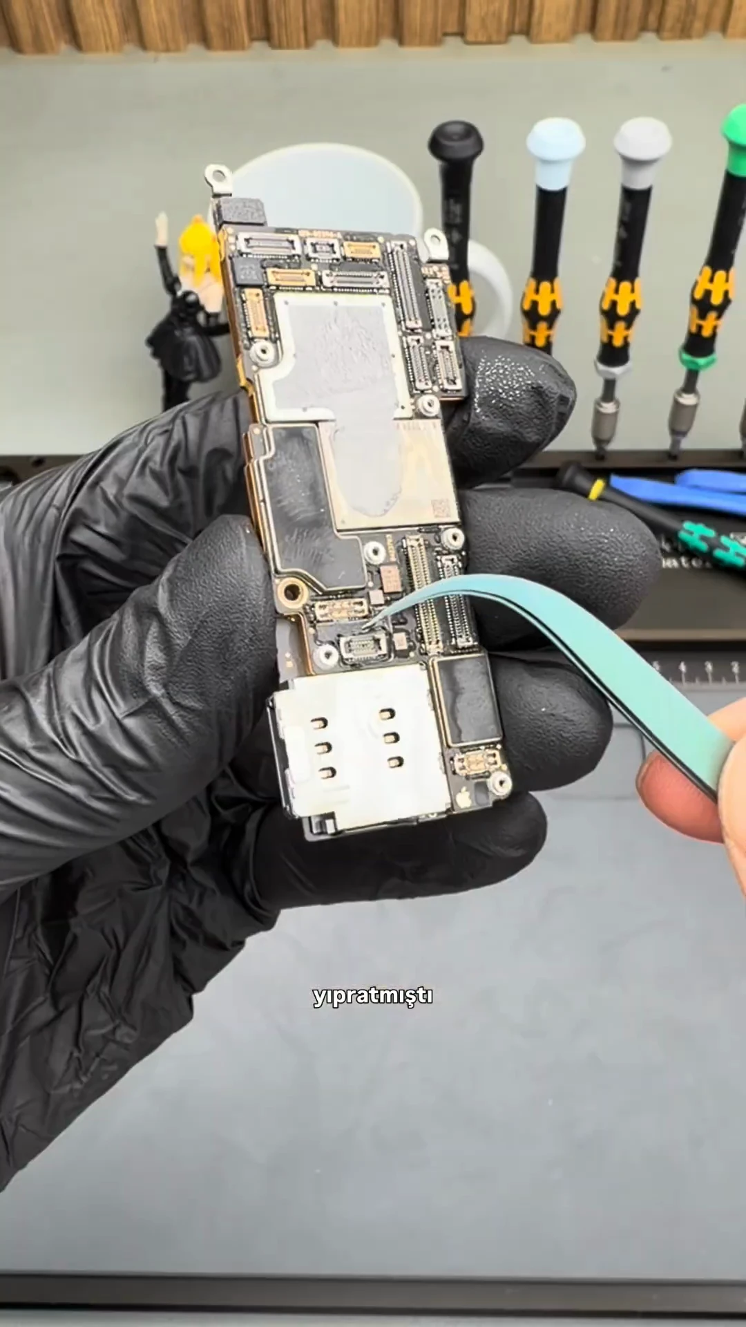 iPhone 13 Pro anakartının cihazdan ayrı incelenmesi