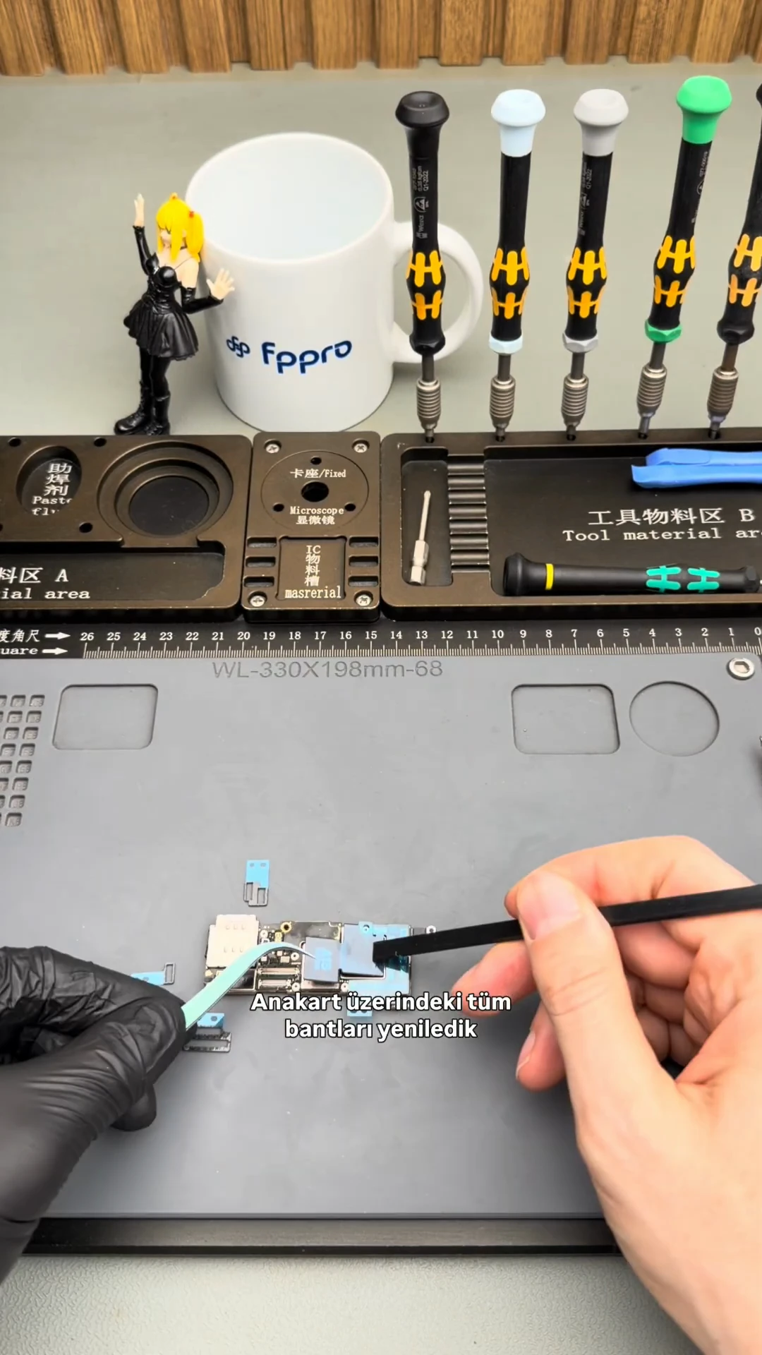iPhone 13 Pro anakartı üzerindeki koruyucu bantların yenilenmesi