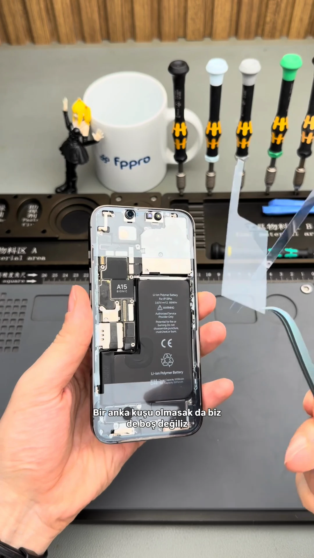iPhone 13 Pro kasa ve pil değişimi sonrasında toplama aşaması