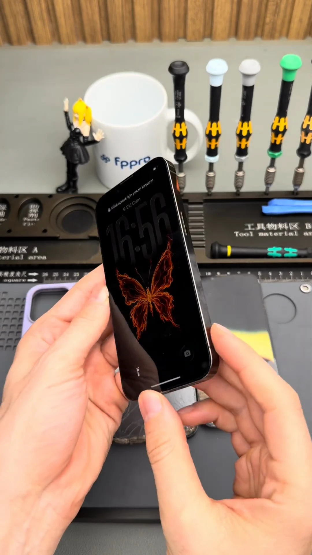 Yanan iPhone 13 Pro tamiri sonrasında açık kilit ekranı