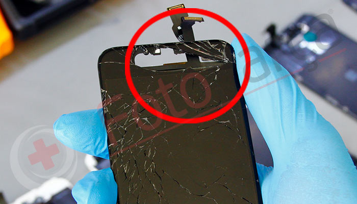Sağ üst taraftan kırılan iphone